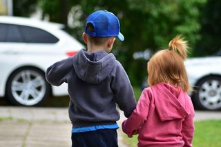 „Szukamy rodziny, która jest gotowa otoczyć Lilę i Olka ciepłem i troską”. Rodzeństwo szuka domu na zawsze