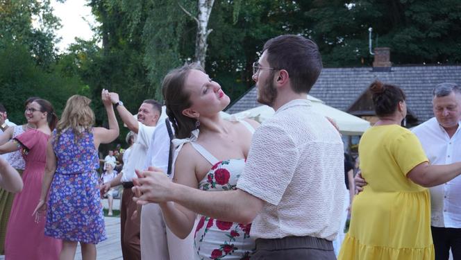 Sielanka na parkiecie w Muzeum Wsi Lubelskiej pod gołym niebem! Za nami kolejna potańcówka w rytmie miejskiego folkloru z Warszawy i Lwowa