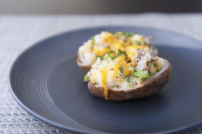 ziemniaki-z-pieca-ze-sledziem-doskonaly-pomysl-na-zdrowa-kolacje.jpg