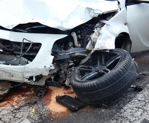 Dramatyczny wypadek na S8. Opel huknął w taksówkę, ciężarna kobieta w szpitalu
