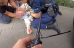 Policjantka ratowała życie 89-latkowi, policjant pobiegł po karetkę. Jest film z tej akcji w Toruniu