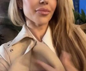 Doda w skąpym kostiumie prezentuje swoje wdzięki. Co za figura!