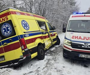 Zderzenie karetki pogotowia z samochodem dostawczym pod Warszawą. Ambulans zjechał na przeciwległy pas