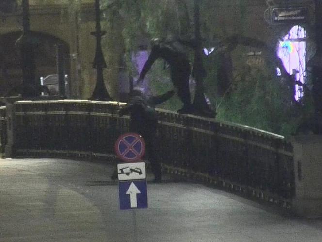 Koszmar w Bydgoszczy! Młody chłopak stał na balustradzie mostu. Wezwano policję! [ZDJĘCIA]