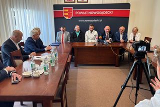Podpisanie umowy na utworzenie w Krynicy-Zdroju klasy o profilu hokejowym