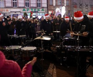 Bytomski rynek świeci się jak choinka. Gwiazda DeLoreana rozświetliła Bytomski Jarmark Świąteczny