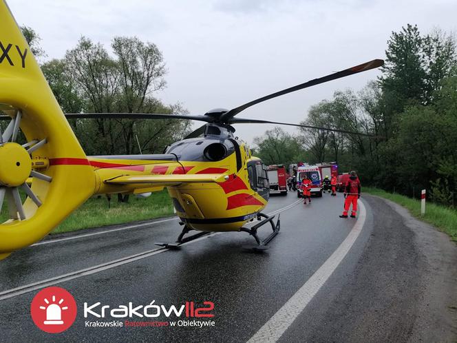 Koszmarny wypadek na obwodnicy Krakowa. Wśród rannych małe dziecko, lądował śmigłowiec