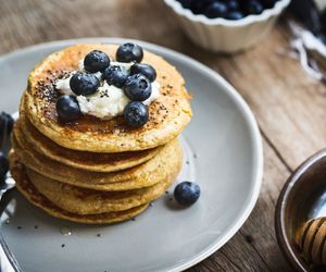 Wegańskie śniadanie. 10 sprawdzonych przepisów na roślinny posiłek o poranku