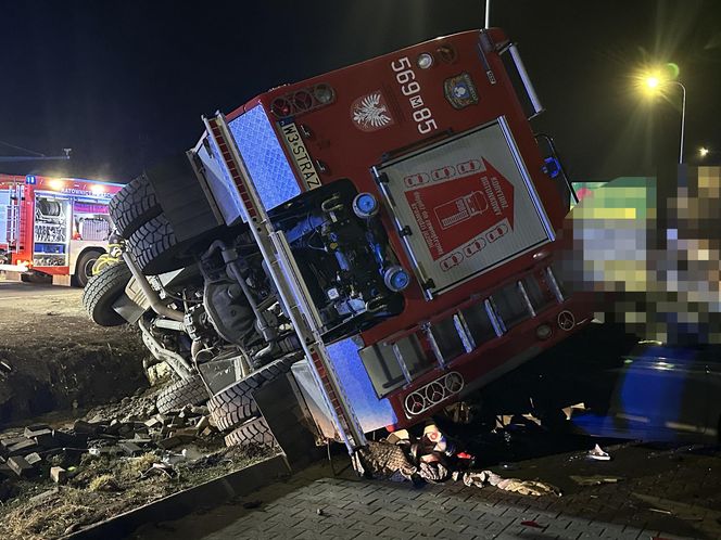 Tragiczny wypadek na DK7. Wóz strażacki zderzył się z osobówką