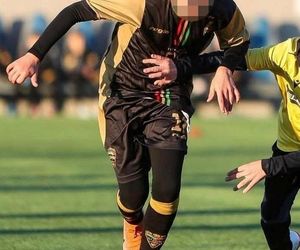 12-letni Sambor zobaczył kolegów po drugiej stronie ulicy, skręcił rowerem wprost pod auto