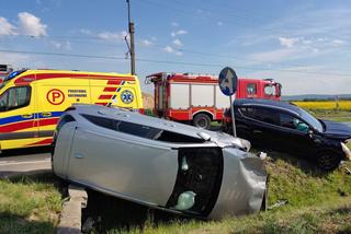 Groźny wypadek przy autostradzie A4. Dwa samochody dachowały pod Wilczycami (FOTO, WIDEO)