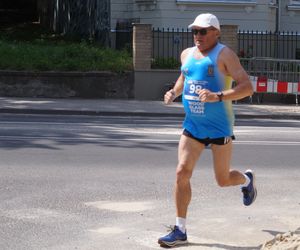 Seniorzy w Bydgoszczy pokazali moc! Blisko setka na starcie pierwszego Biegu Seniora