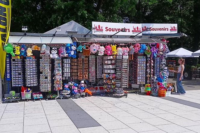 Wakacyjne pamiątki na straganach w nadmorskich kurortach