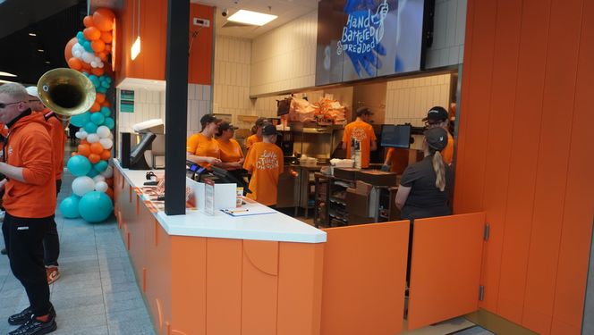 Tłumy na otwarciu Popeyes w Olsztynie. Rekordzista czekał w kolejce ponad 20 godzin