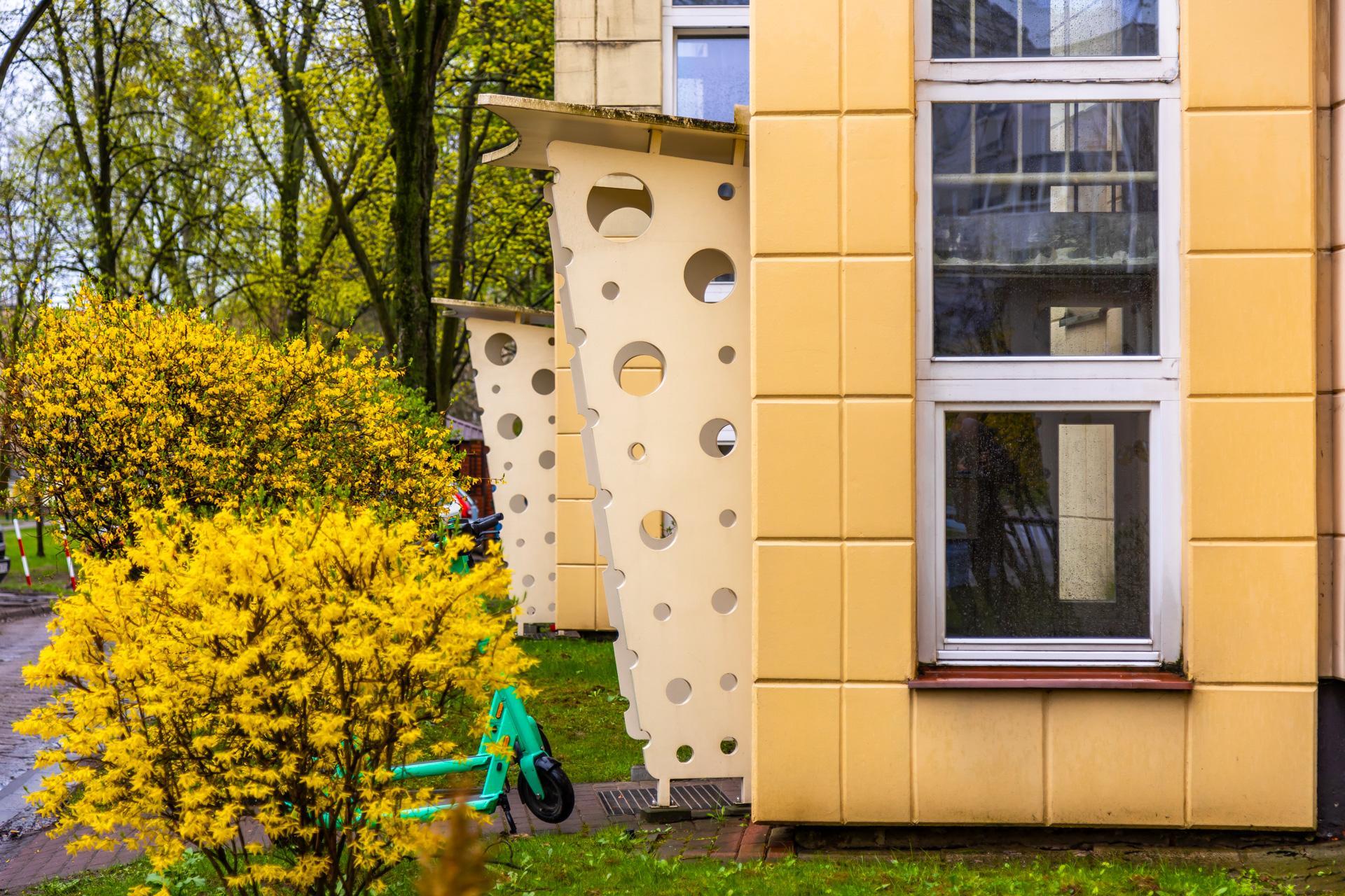 Osiedle WSM Koło II w Warszawie - zdjęcia. Pablo Picasso na ścianie i klatki schodowe typu ser