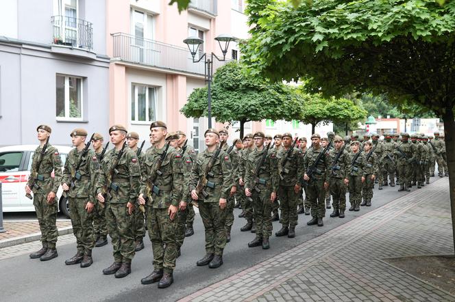 Przysięga wojskowa w Sosnowcu. Żołnierze przedefilowali przez miasto