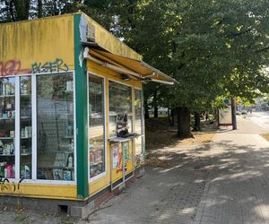 22-latek włamał się do kiosku. Nagrała go kobieta myjąca okna
