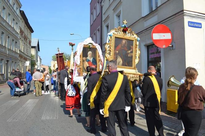 "Taniec" feretronów  podbija sieć! Czym jest kaszubski pokłon?