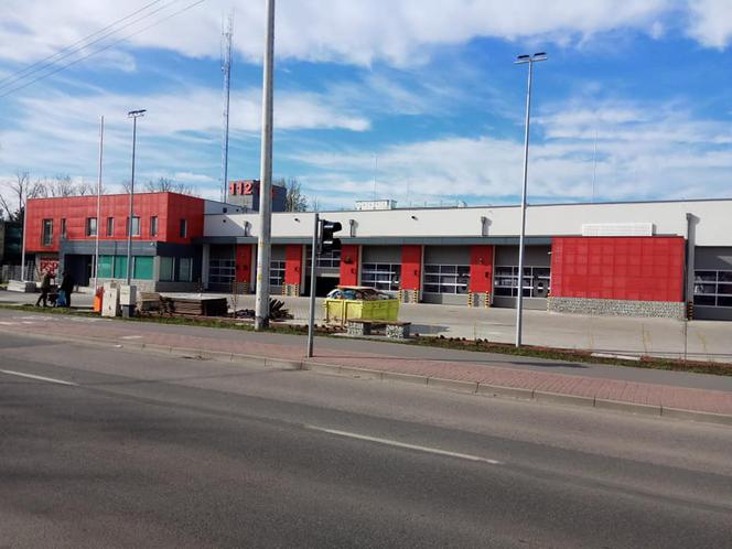 Legionowscy strażacy pokazują swoją nową remizę