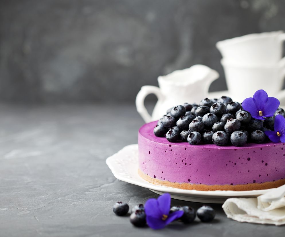 Jagodowy sernik na zimno - przepis na ciasto z jagodami bez pieczenia