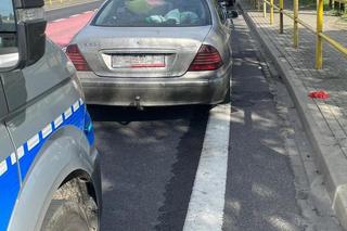 Pościg za kierowcą mercedesa. Staranował blokadę, przejechał po kolczatce i chciał rozjechać policjantów [ZDJĘCIA]