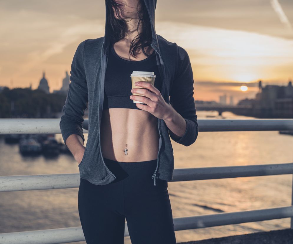 Kawa pomaga m. in. zapobiegać pojawieniu się po treningu zakwasów.