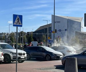 Chwile grozy pod Atrium Copernicus w Toruniu. BMW stanęło w płomieniach