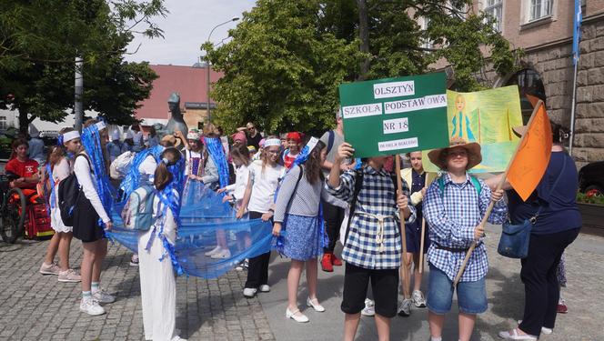  Dni Bajki 2024. W centrum Olsztyna zrobiło się bajkowo. Dzieci przejęły władzę nad miastem [ZDJĘCIA]