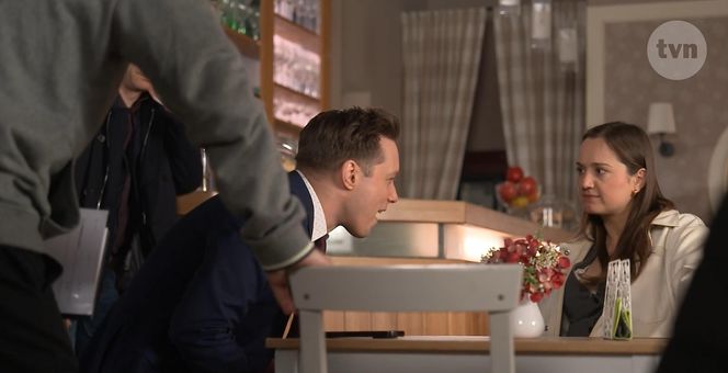 Na Wspólnej na planie. Darek Żbik (Michał Mikołajczak), Aneta (Dorota Krempa)