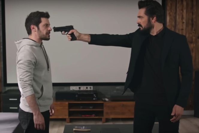 Yaman wyceluje we wroga z broni, ale nie strzeli! 