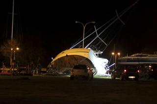 W świnoujskiej marinie wiatr przewrócił duży jacht