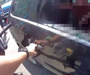 25-latek utknął w rozgrzanym samochodzie i wołał o pomoc. Policjanci musieli rozbić szybę