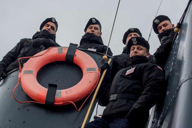 Marynarze stanęli na wysokości zadania i uratowali mężczyznę