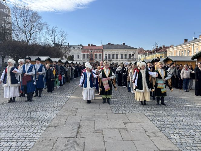 Maturzyści z Nowego Sącza zatańczyli poloneza na Rynku 