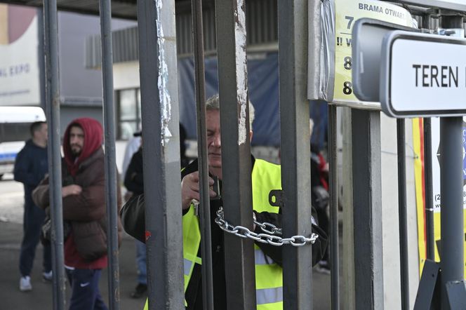 Komornicy na Modlińskiej. Nerwowe starcie przy hali na Białołęce. Ostry konflikt kupców z zarządcą hali