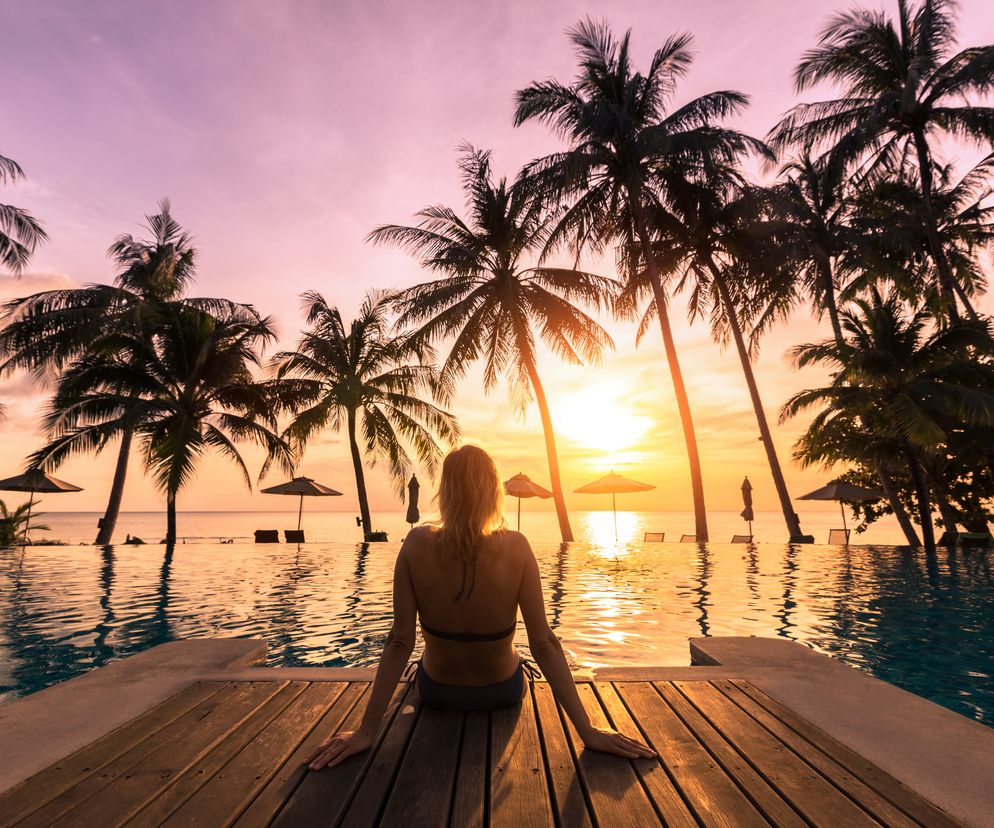 Kobieta relaksująca się przy basenie w luksusowym hotelu