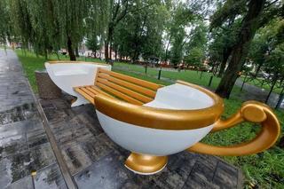 Ławki w kształcie filiżanek w Ćmielowie. Zobacz jak wyglądają