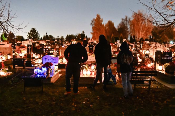 1 listopada na Cmentarzu Łostowickim w Gdańsku. Tak wygląda w dniu Wszystkich Świętych