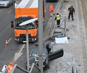 BMW wjechało w przystanek tramwajowy na ul. Gdańskiej