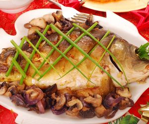 Przepis na Wigilię: karp zapiekany z pieczarkami [WIDEO]