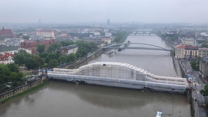 Powódź w Krakowie. Tony śmieci i zniszczenia na bulwarach