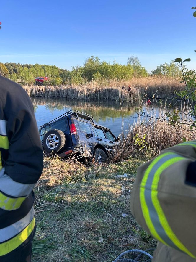 Nietrzeźwy utopił terenówkę w stawie. Potem zaczął pływać i śpiewać