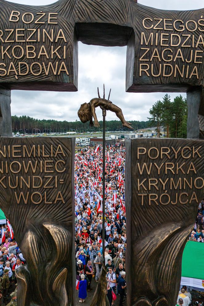 Tłumy z całej Polski na Podkarpaciu. W niedzielę odsłonięto kontrowersyjny pomnik