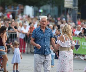 Potańcówki przed Teatrem Śląskim w Katowicach. Roztańczony Wyspiański porwał tłumy