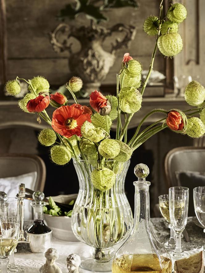 Dekoracja stołu na wiosnę ze świeżych kwiatów