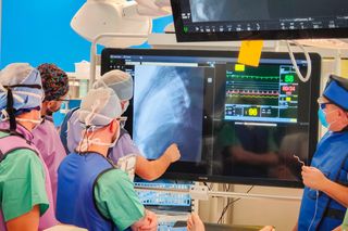 Nowy kardiowerter-defibrylator chroni przed nagłym zgonem sercowym – pierwszy zabieg na Dolnym Śląsku przeprowadzono w USK