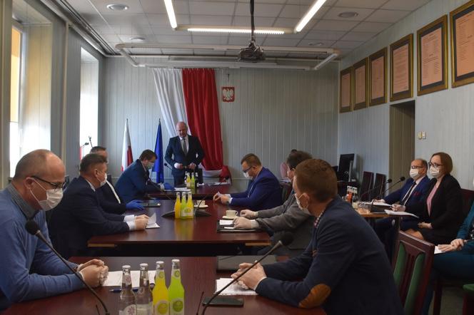 Sesja w czasie zarazy. Radni w maseczkach i rękawiczkach debatowali o... funduszu sołeckim!