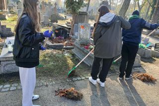 Uczniowie w czasie lekcji posprzątali Cmentarz Starofarny w Bydgoszczy. To dla nich ważna szkoła!