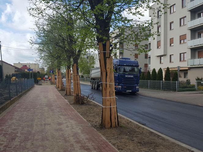 Kończy się przebudowa odcinka Dożynkowej w Lesznie. Drogowcy wylewają dziś asfalt na jezdni 