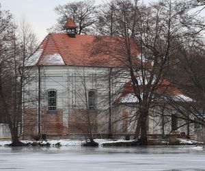 Kościół pw. św. Jana Nepomucena w Zwierzyńcu. Tak „kościół na wodzie” prezentuje się zimą